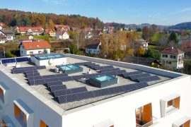 Photovoltaikanlage am Flach-Dach eines Wohngebäudes