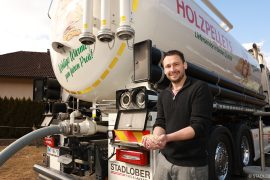 Gernot Stadlober vor seinem Pellets-Tankwagen