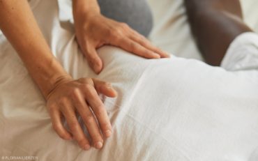 Auf dem Bild sieht man eine Schiatsu Masssaga, Hände am Bauch und so.