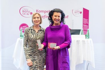 Prof. Anita Frauwallner mit Prof. Dr. Michaela Axt-Gadermann.