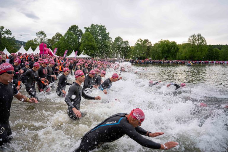 Start eines Triathlons mit dem Schwimmen.