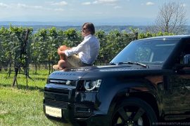 Christian Walcher schaut in seinem Rover Defender ins Vulkanland.