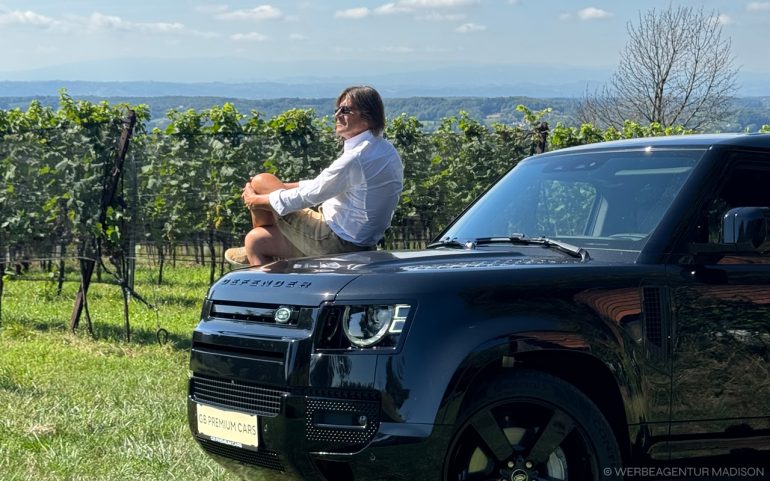 Christian Walcher schaut in seinem Rover Defender ins Vulkanland.