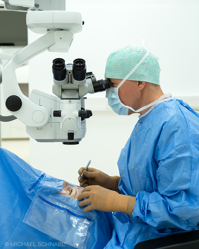 Arzt bei der Augen-OP