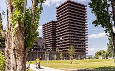 Q5 MIRROR – Die beiden rostbraunen Türme des Parkquartiers Q5, nördlich des weitläufigen Parks, dem Herzstück des Stadt- entwicklungsgebiets, ziehen alle Blicke auf sich.