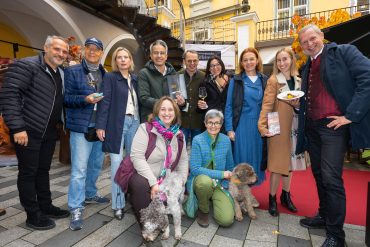 Die ganze Runde mit Hunde am Trüffeln.