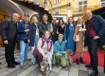 Die ganze Runde mit Hunde am Trüffeln.