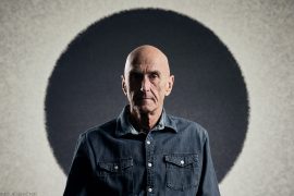 Der Künstler und sein Kunstwerk.