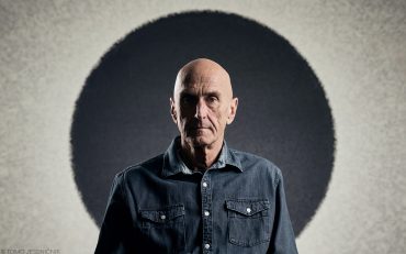 Der Künstler und sein Kunstwerk.