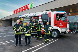 Feuerwehr vor SPAR-Supermarkt.