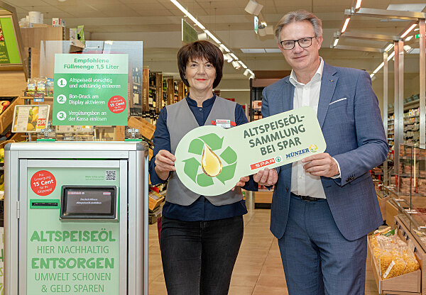 Altspeiseöl sammeln. Beim Einkauf abgeben. Nachhaltig handeln. V.l.n.r.: Roswitha Müllner (Markleiterin), Mag. Christoph Holzer (SPAR-Geschäftsführer SPAR Steiermark und Südburgenland)