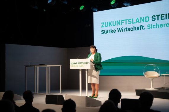 Am Foto: Vize LH Manuela Kohm