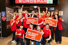 Spar Steiermark Chef Christoph Holzer mit Lehrlingen.