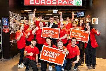 Spar Steiermark Chef Christoph Holzer mit Lehrlingen.