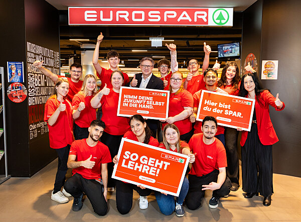 Spar Steiermark Chef Christoph Holzer mit Lehrlingen.