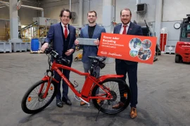 Roth und Kollegen mit Akku und Rad.