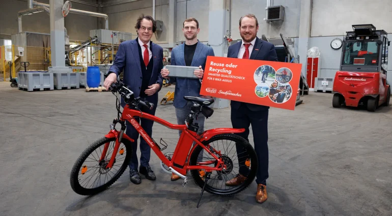 Roth und Kollegen mit Akku und Rad.