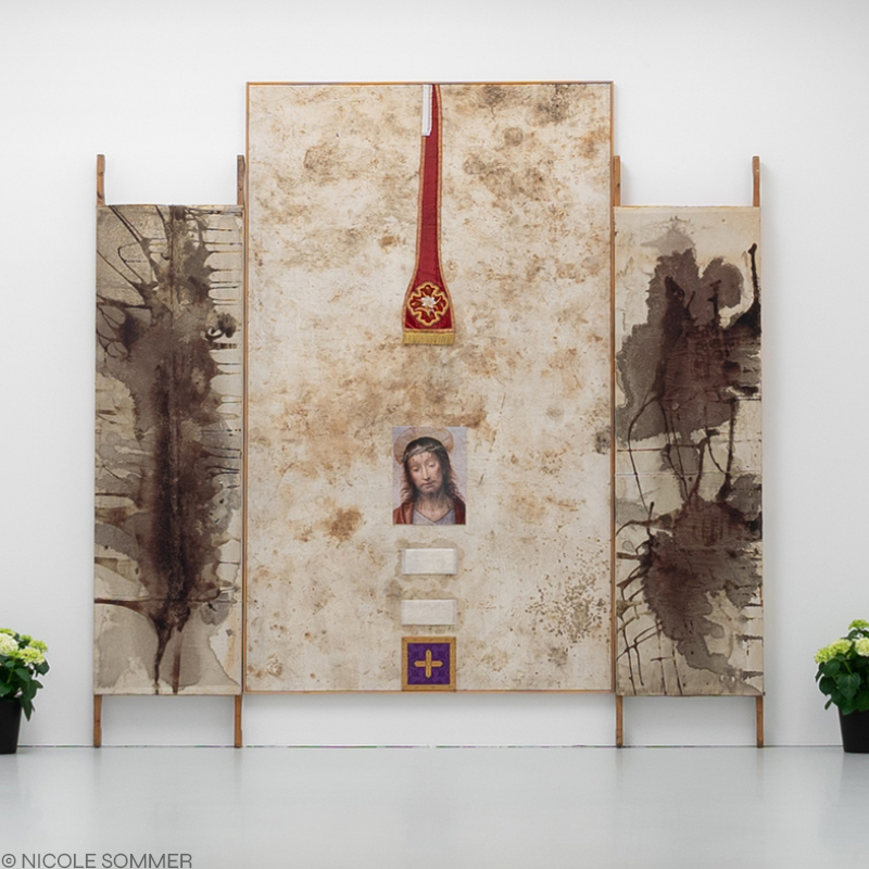 Herrmann Nitsch mit Altar.